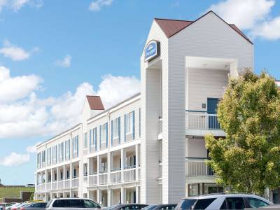 Howard Johnson by Wyndham Cleveland Airport - Bild 1