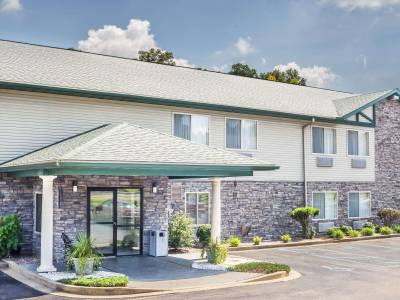 Super 8 by Wyndham Louisa - Bild 1