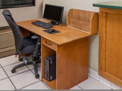 Super 8 by Wyndham Huntington - Bild 1