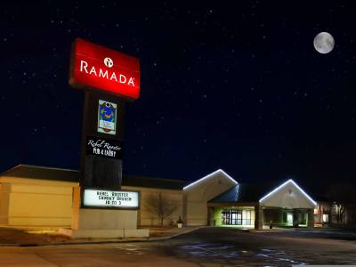 Ramada by Wyndham Mitchell Hotel & Conference Center - Bild 1