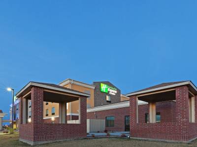 Holiday Inn Express Hotel & Suites Brownfield - Bild 1