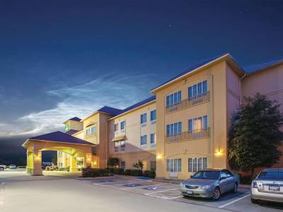 La Quinta Inn & Suites by Wyndham Hillsboro - Bild 1
