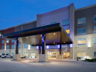 Holiday Inn Express & Suites Great Bend - Bild 1