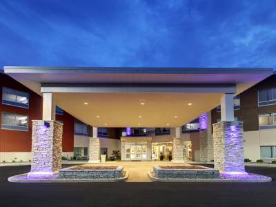 Holiday Inn Express & Suites Galesburg - Bild 1